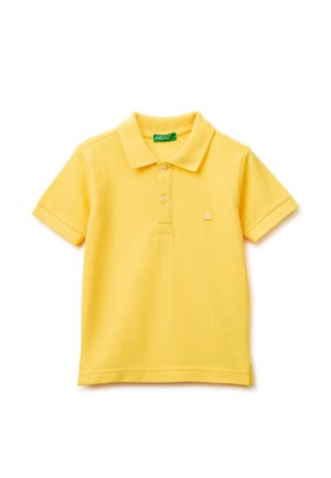 Polo gialla a maniche corte con colletto, due bottoni e piccolo logo bianco ricamato sul petto sinistro.