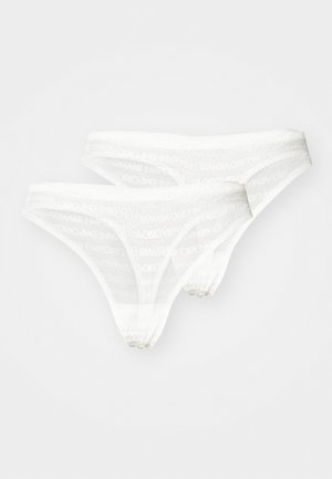 Biele tanga spodné prádlo vyrobené z jemného materiálu. Obsahuje logo pás s opakujúcim sa textom "Emporio Armani" v subtilnom monochromatickom vzore.