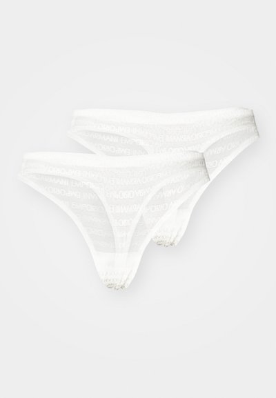 Set de lenjerie albă tip thong din material moale. Prezintă o bandă cu logo cu textul repetat "Emporio Armani" într-un model subtil monocrom.