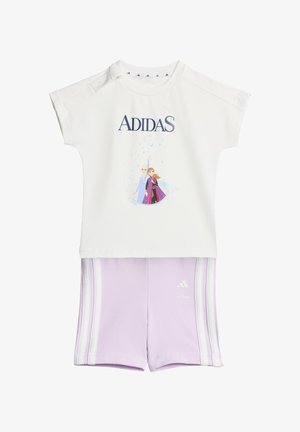 Biały, bawełniany top z krótkim rękawem z logo "ADIDAS" i postaciami Disneya. Lawendowe spodenki z trzema białymi paskami i małym detalem z logo.