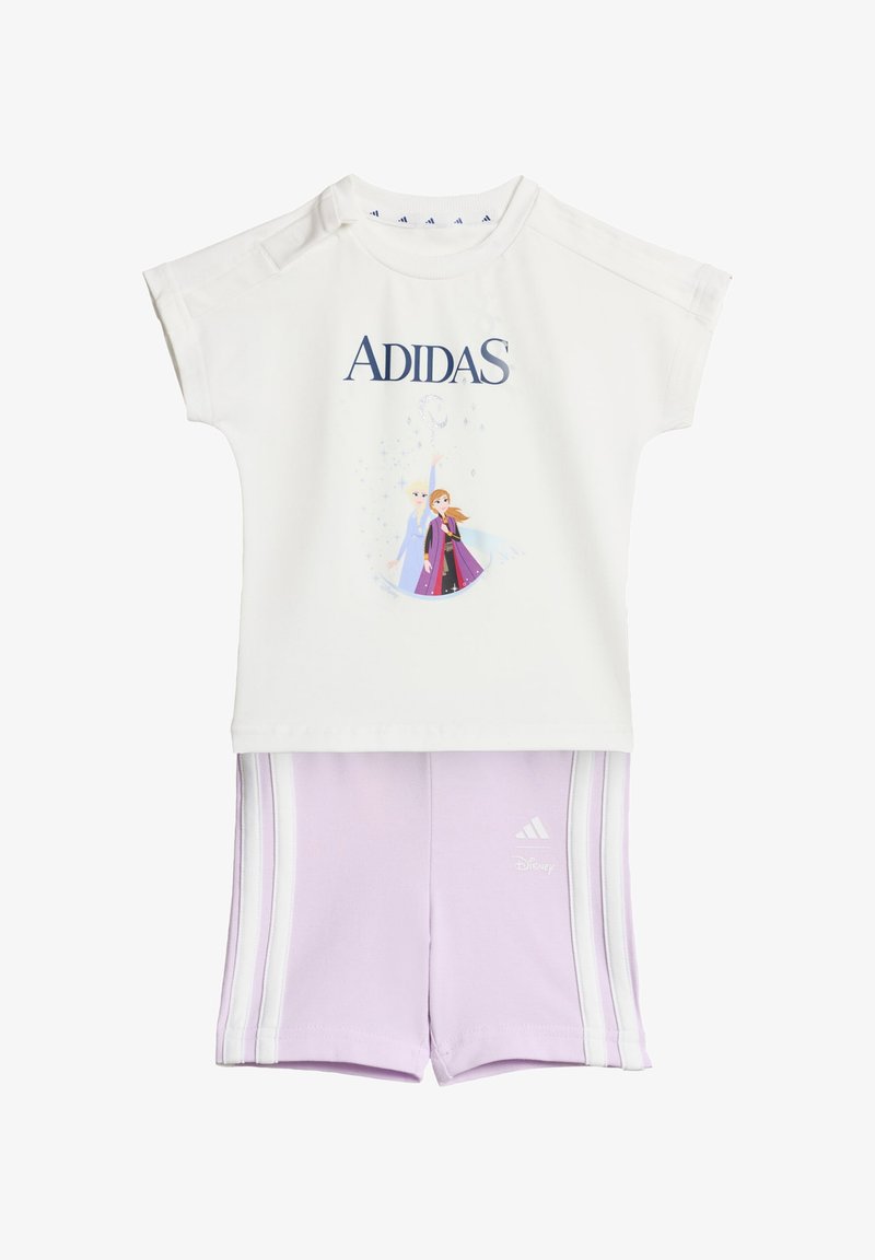 Biały, bawełniany top z krótkim rękawem z logo "ADIDAS" i postaciami Disneya. Lawendowe spodenki z trzema białymi paskami i małym detalem z logo.