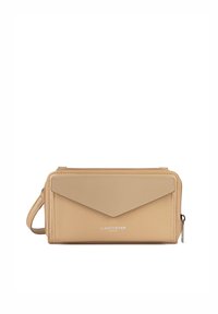 Sac bandoulière en cuir beige avec une finition texturée, un design de rabat géométrique et un logo en argent. Comprend une bandoulière amovible et une fermeture éclair.