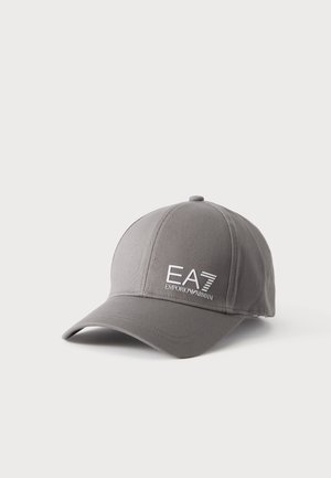 Grijze honkbalpet met gebogen klep met wit EA7 Emporio Armani-logo op het voorpaneel tegen een effen lichte achtergrond.