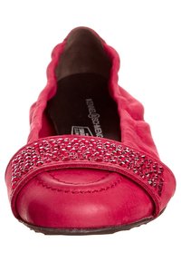 Les ballerines en cuir rose présentent une tige texturée avec un design froncé et un accent incrusté de bijoux sur l'orteil. Semelle intérieure noire.