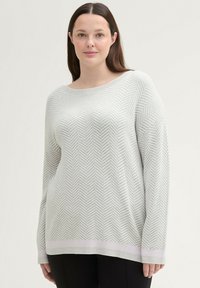 Hellgrauer Pullover mit Fischgratmuster, weitem Ausschnitt, langen Ärmeln und einem hellpinkfarbenen unteren Saum. Weicher Stoff, lockere Passform.