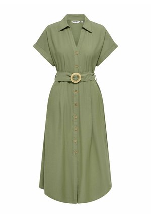 Oliwkowa sukienka midi na guziki z krótkimi rękawami, kołnierzykiem oraz dopasowanym paskiem z okrągłą plecioną klamrą.