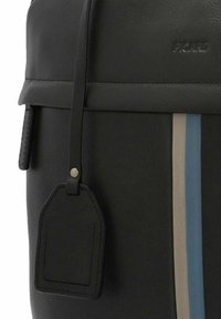 Zaino in pelle nera con una texture liscia, dettagli orizzontali color beige e blu, dotato di un'etichetta staccabile e di un branding discreto.