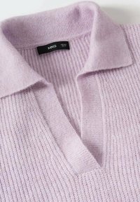 Lawendowy sweter dzianinowy z dekoltem w kształcie litery V i kołnierzykiem. Teksturowane prążki na korpusie, gładkie rękawy oraz metka marki wewnątrz kołnierza.
