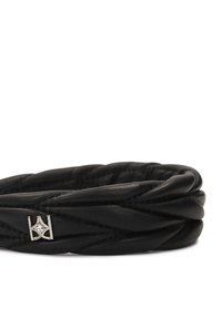 Schwarzes Lederarmband mit einem verdrehten Design und einem kleinen Metallsymbol mit einem klaren Steinelement. Glatte Textur und abgerundete Form.
