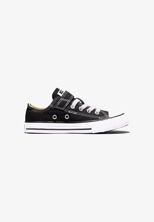 Melna zema profila auduma sporta apava ar baltām šņorēm, gumijas zolī, un šuvju detaļām, redzama no sāniem uz baltas fona.