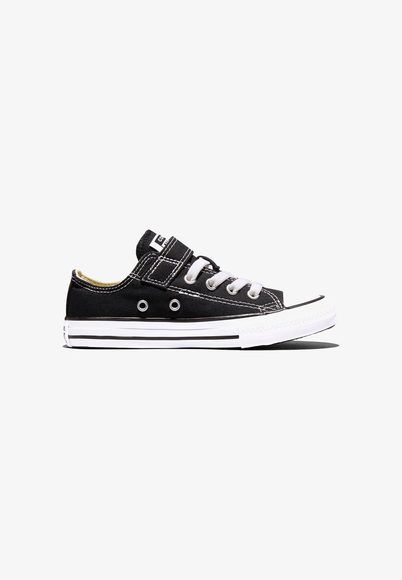 Mustad madala säärega lõuendist toss valgete paelte, kummist tallaga ja õmbluste detailidega, küljelt valgel taustal.