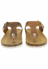 Hnědé kožené sandály s designem T-strap, stříbrnými doplňky a strukturovanou hnědou stélkou s bílou podešví.