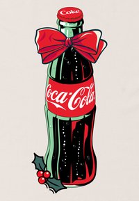 Skleněná láhev Coca-Coly s červenou mašlí, má zelený nádech, černý nápoj a červenou etiketu s bílým písmem. Ozdoby z cesmíny na dně.