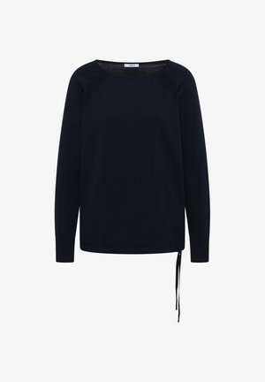 Sort langærmet sweater med rund hals, ribstrikkede manchetter, diskrete teksturerede skulderpaneler og en snøre i siden ved kanten.
