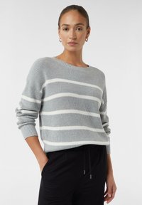 Pull rayé gris avec des lignes blanches horizontales, encolure large, ourlet et poignets côtelés, fabriqué en matière tricotée texturée.