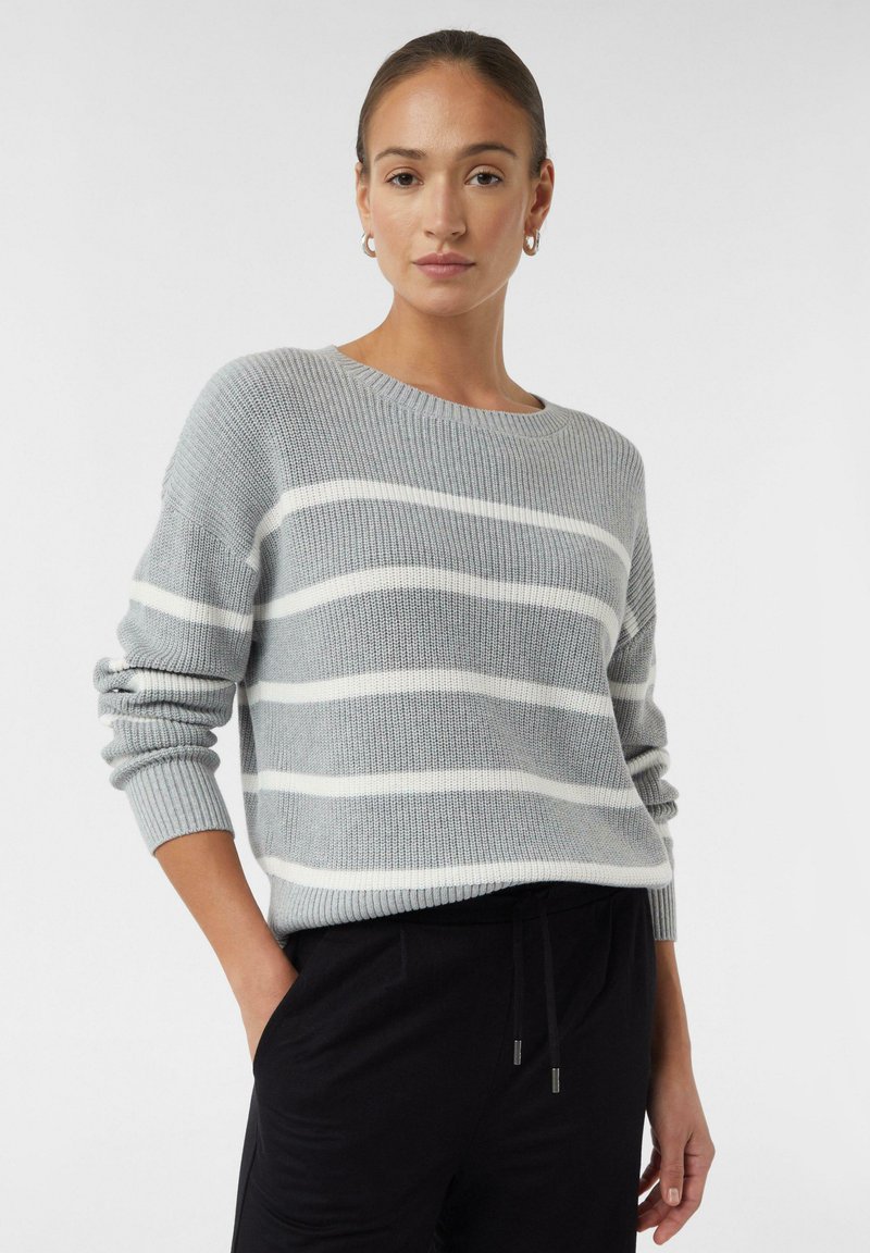 Pull rayé gris avec des lignes blanches horizontales, encolure large, ourlet et poignets côtelés, fabriqué en matière tricotée texturée.