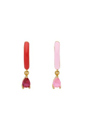Boucles d'oreilles Huggie avec des bandes en émail rouge et rose, un matériel en or, et des pierres gemmes en forme de poire suspendues dans des couleurs assorties.