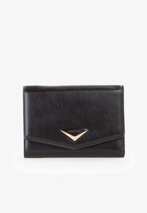 Cartera de cuero negro con un acento triangular dorado, superficie texturizada y diseño plegable. Presenta un pequeño logotipo en la parte inferior.