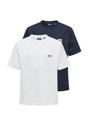 Deux t-shirts à manches courtes et col rond, un blanc et un marine, chacun avec un petit patch rectangulaire avec logo sur la poitrine.
