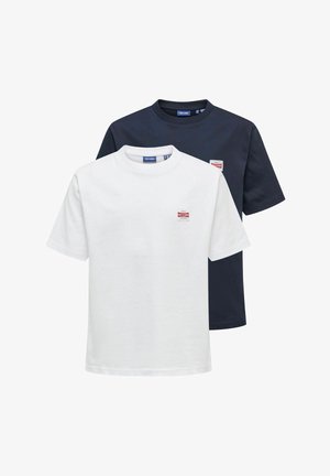 To T-shirts med korte ærmer og rund halsudskæring, den ene hvid og den anden marineblå, hver med et lille rektangulært logomærke på brystet.