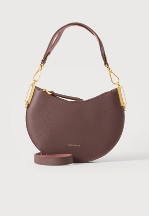 Sac à main en cuir marron demi-lune avec fermoirs dorés, bandoulière détachable et logo "COCCINELLE" au centre avant.