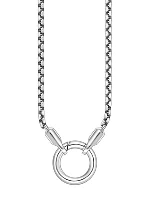 Silberne Halskette mit rundem Ringanhänger, gehalten von zwei zugespitzten Verbindern, vor weißem Hintergrund.