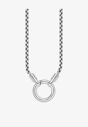 Silberne Halskette mit rundem Ringanhänger, gehalten von zwei zugespitzten Verbindern, vor weißem Hintergrund.