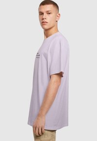 Merchcode HAPPINES HEAVY  TEE - T-shirts med print - lilac