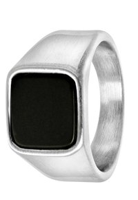 Zilveren ring met een rechthoekige zwarte steen. Glad metalen afwerking, brede band en hoekig ontwerp. De steen is in een verhoogde zetting geplaatst.