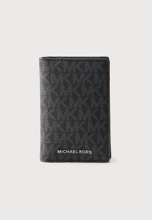 Fekete, texturált Michael Kors pénztárca dombornyomott logómintával és ezüst "MICHAEL KORS" felirattal, sima világos háttéren.