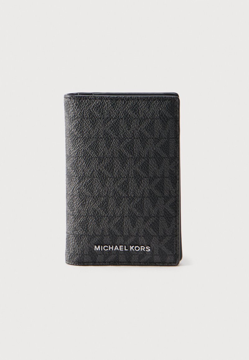 Μαύρο πορτοφόλι Michael Kors με υφή και ανάγλυφο μοτίβο λογότυπου, με ασημί γράμματα "MICHAEL KORS" σε απλό ανοιχτό φόντο.