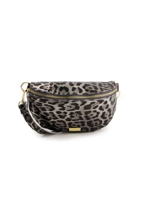Torebka crossbody w panterkę w odcieniach szaro-czarnych. Posiada złoty zamek błyskawiczny, płaski kształt i odpinany pasek. Wykonana z teksturowanego, miękkiego materiału.