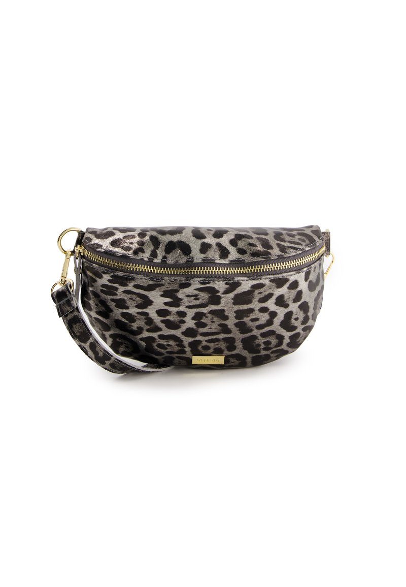Torebka crossbody w panterkę w odcieniach szaro-czarnych. Posiada złoty zamek błyskawiczny, płaski kształt i odpinany pasek. Wykonana z teksturowanego, miękkiego materiału.