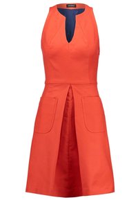 Robe en coton orange avec un col halter, dotée d'une doublure intérieure bleue, de deux poches frontales et d'une jupe évasée plissée.