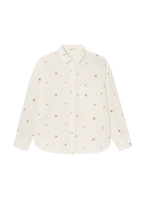 Chemise blanche à manches longues avec petits motifs floraux roses et une poche poitrine sur le côté gauche.