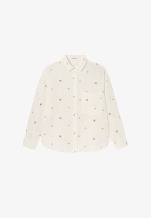 Chemise blanche à manches longues avec petits motifs floraux roses et une poche poitrine sur le côté gauche.