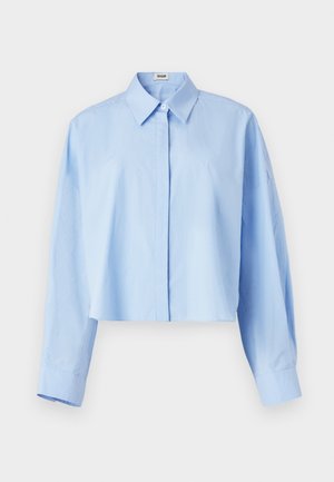 Korte lichtblauwe button-up shirt met een kraag, lange mouwen en een gladde textuur. Heeft een rechte snit aan de onderkant.