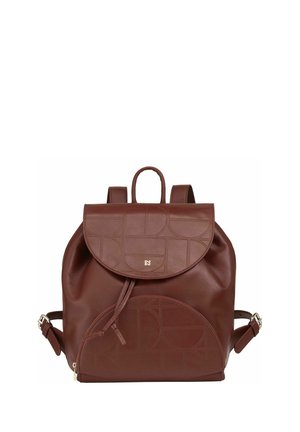 Zaino in pelle marrone con motivo geometrico in rilievo, chiusura a patta curva, spallacci regolabili e piccola maniglia superiore.