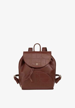 Zaino in pelle marrone con motivo geometrico in rilievo, chiusura a patta curva, spallacci regolabili e piccola maniglia superiore.