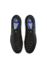 Schwarze Sportschuhe mit strukturierter Oberfläche, ausgestattet mit einer Schnürung, blauen Innensohlen und einer glatten, geschwungenen Form.