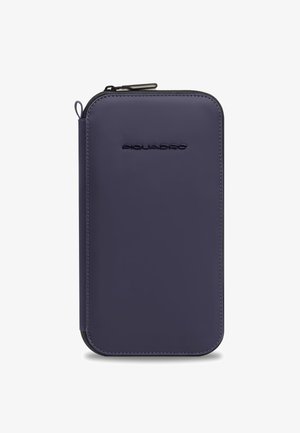 Neceser rectangular de color azul marino con cremallera y esquinas redondeadas, con el logo "Piquadro" en relieve centrado en el frente.
