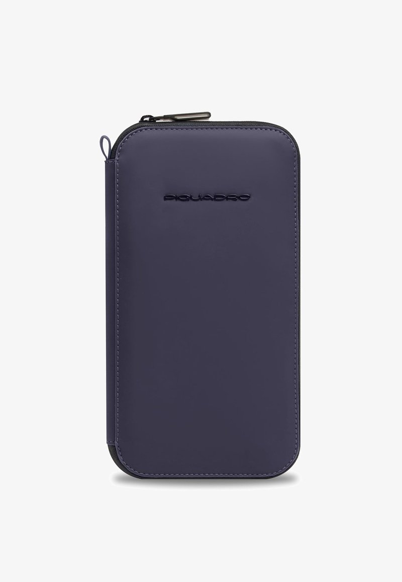 Neceser rectangular de color azul marino con cremallera y esquinas redondeadas, con el logo "Piquadro" en relieve centrado en el frente.