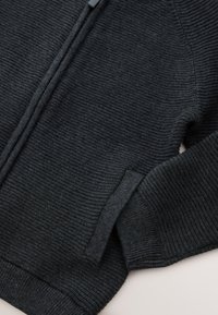 Non sélectionné, charcoal grey