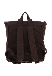 Brauner Stoff-Rucksack mit gepolsterten Trägern, einem oberen Griff und einem gesteppten Muster auf der Rückseite. Minimalistisches Design mit verstellbaren Trägern.