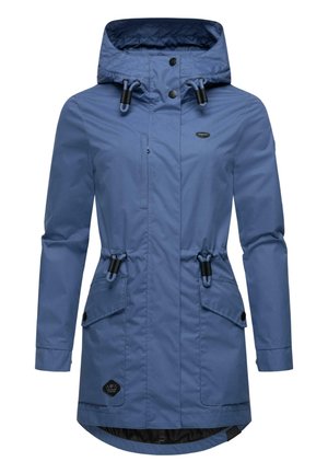 Blauwe waterdichte jas met een capuchon, trekkoord in de taille, twee voorzakken en drukknoopsluiting. Glad materiaal met een langere snit.
