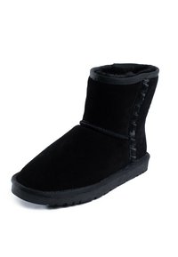 Botas negras hasta el tobillo hechas de suave ante, con una superficie lisa, punta redondeada y acentos decorativos de cinta a lo largo del costado. Suela de goma plana.