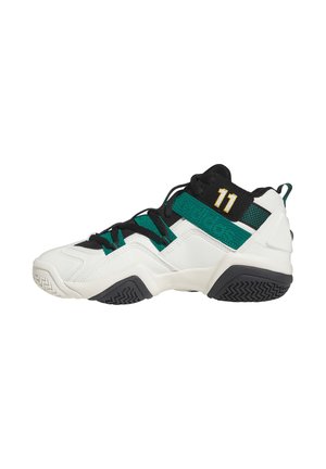 Białe sneakersy za kostkę z czarnymi akcentami i zielonymi paskami. Posiadają strukturalną powierzchnię, wyraźne sznurowanie oraz gumową podeszwę z wzorzystym bieżnikiem.