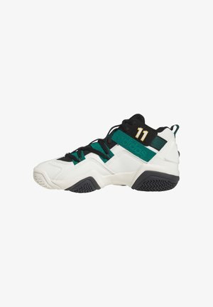 Hvide høje sneakers med sorte accenter og grønne stropper. Har en tekstureret overflade, fremtrædende snørebånd og gummisål med et mønstret slidbane.