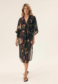 Przezroczysty czarny kimono z kolorowymi wzorami kwiatów i motyli, z rękawami do łokci i paskiem w talii.