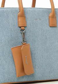 Denim tote taske med brune læderhåndtag og -detaljer. Har en aftagelig læderkortholder og et sølvlogo. Textureret overflade.